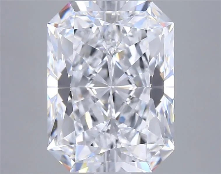 3.03ct Radiant Lab Grown Diamond (Colour E, Clarity VVS1, IGI Certified)